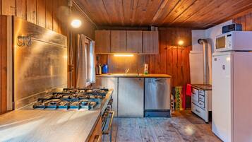 Ofen, Herdplatte, Geschirrspüler, Wasserkocher mit Kaffee-/Teezubehör