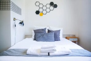 City Apartment | Free WiFi, bed sheets - OurPlace Nachlat Binyamin (Tel Aviv)