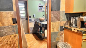 1 habitación, camas con efecto memoria y decoración personalizada