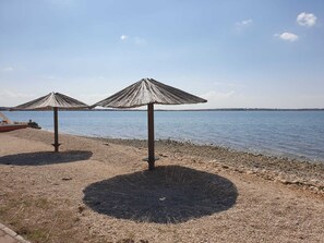 Perto da praia, espreguiçadeiras