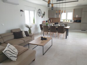 TV - Large heated saltwater pool, sea view, 2 minutes' drive from the beach (Vrsi)