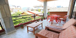 Double Room | Free WiFi, bed sheets - MeroStay 020 Unique Mountain Guest House (Pokhara)