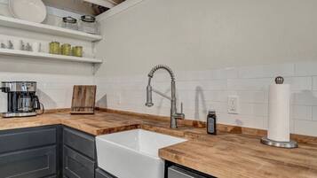 Frigorifero, microonde, piano cottura, macchina per tè/caffè