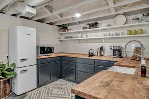 Réfrigérateur, micro-ondes, plaque de cuisson, cafetière/bouilloire