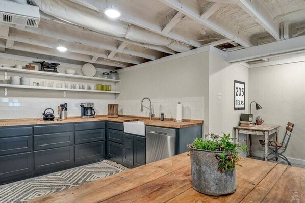 Réfrigérateur, micro-ondes, plaque de cuisson, cafetière/bouilloire