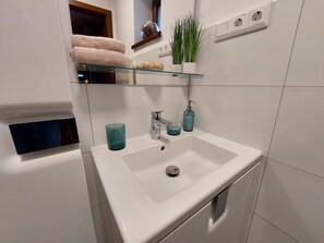 Doccia, asciugacapelli, asciugamani, sapone