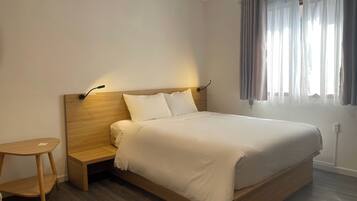 Habitación estándar, 1 cama King size, para no fumadores, tina | Tabla de planchar con plancha, wifi gratis y ropa de cama