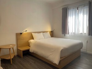 Kamar Standar, 1 Tempat Tidur King, Bebas Asap Rokok, bathtub | Setrika/meja setrika, Wi-Fi gratis, dan seprai linen