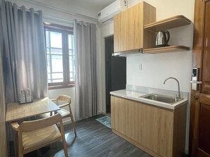 Standard Room, 1 King Bed, Non Smoking, Bathtub | Private kitchen