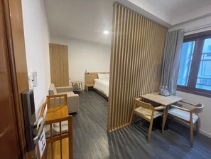 Standard Room, 1 King Bed, Non Smoking, Bathtub | Living area