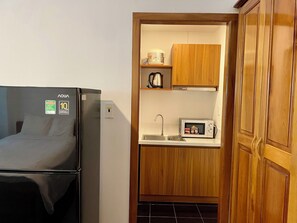 Studio Standard, 1 très grand lit, non-fumeurs, balcon | Cuisine privée | Grand réfrigérateur, micro-ondes