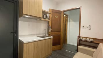 Standard Twin Room, Non Smoking, Bathtub | Private kitchen | Full-size fridge, microwave