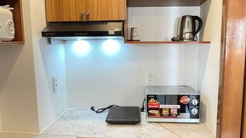 Estudio estándar, 1 cama King size, para no fumadores, tina | Tabla de planchar con plancha, wifi gratis y ropa de cama