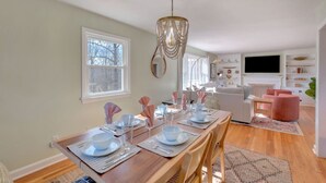 Dining - Ideal for family summer vacations or a few couples wine weekend/mountain getaway (Lovingston)
