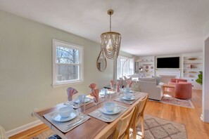 Dining - Ideal for family summer vacations or a few couples wine weekend/mountain getaway (Lovingston)