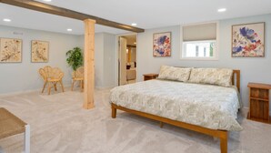 5 bedrooms, desk, iron/ironing board, travel crib - Ideal for family summer vacations or a few couples wine weekend/mountain getaway (Lovingston)