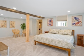 5 bedrooms, desk, iron/ironing board, travel crib - Ideal for family summer vacations or a few couples wine weekend/mountain getaway (Lovingston)