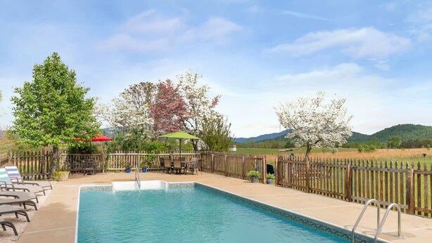 A heated pool - Ideal for family summer vacations or a few couples wine weekend/mountain getaway (Lovingston)