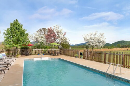 Ideal for family summer vacations or a few couples wine weekend/mountain getaway
