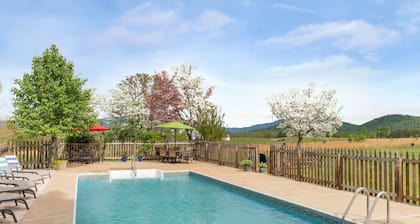 Ideal for family summer vacations or a few couples wine weekend/mountain getaway