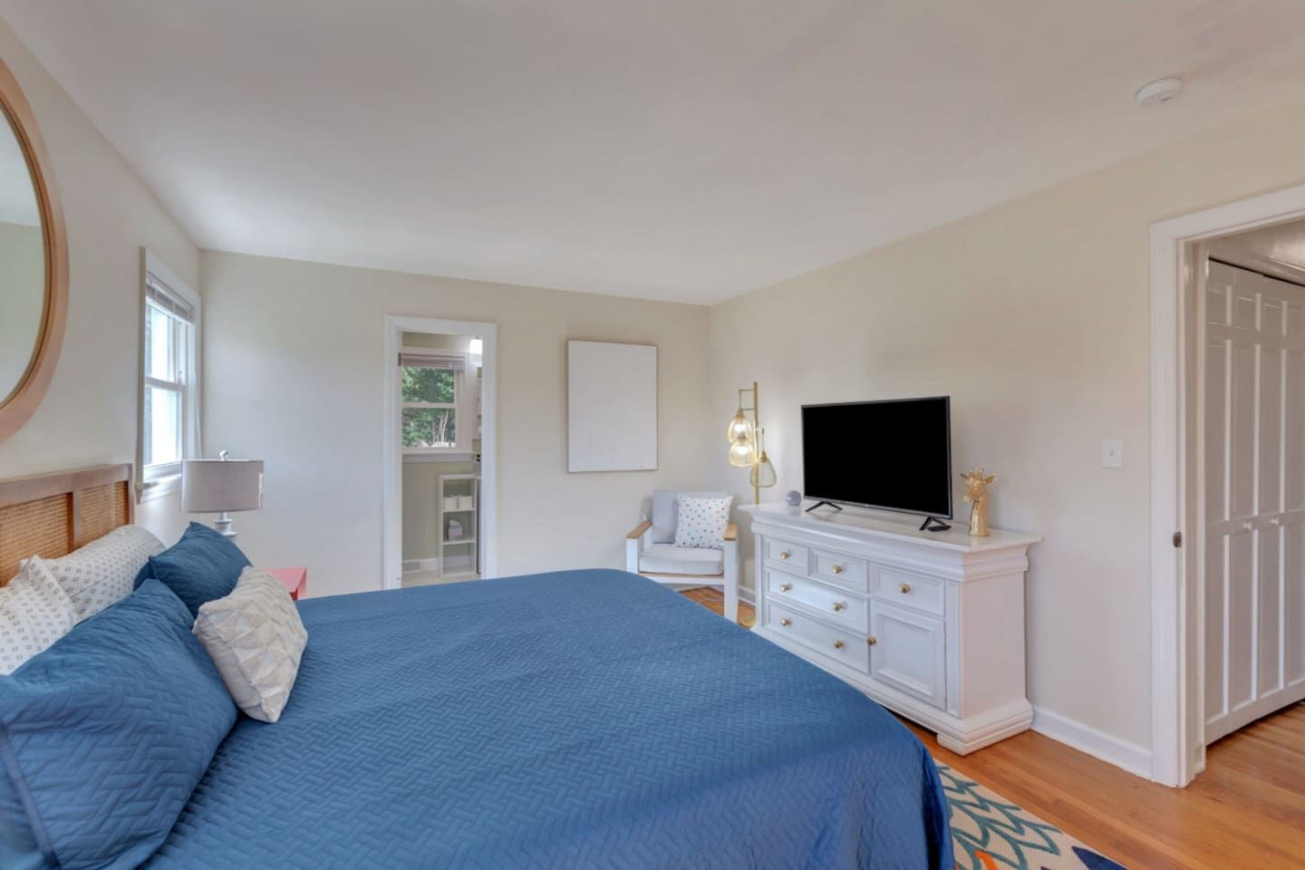 5 bedrooms, iron/ironing board, travel crib, WiFi (free)