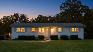 Exterior - Ideal for family summer vacations or a few couples wine weekend/mountain getaway (Lovingston)