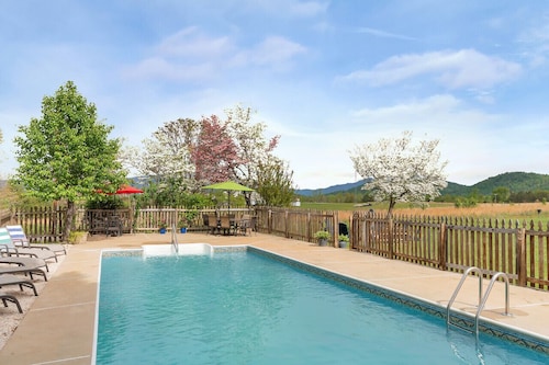 Ideal for family summer vacations or a few couples wine weekend/mountain getaway