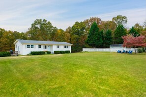 Exterior - Ideal for family summer vacations or a few couples wine weekend/mountain getaway (Lovingston)