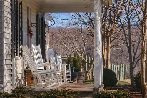 Ideal for large family summery vacations or a few couples / girlfriends to spend a long wine weekend / mountain getaway