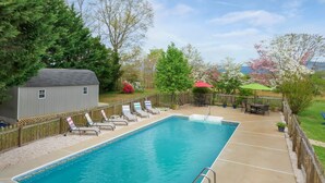 A heated pool - Ideal for family summer vacations or a few couples wine weekend/mountain getaway (Lovingston)