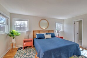 5 bedrooms, desk, iron/ironing board, travel cot