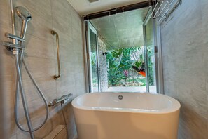 Villa | Bathroom | Hair dryer, bidet, towels, shampoo - BANYAN217 (Miyakojima)