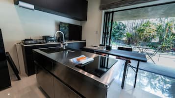 Vila | Cozinha privada | Cafeteira/chaleira, geladeira grande, micro-ondas, fogão