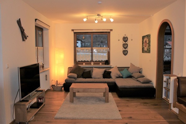 Ferienwohnung Geigelsteinblick, 85qm, OG, 2 Schlafzimmer, Kachelofen, Balkon-Blick in das Wohnzimmer