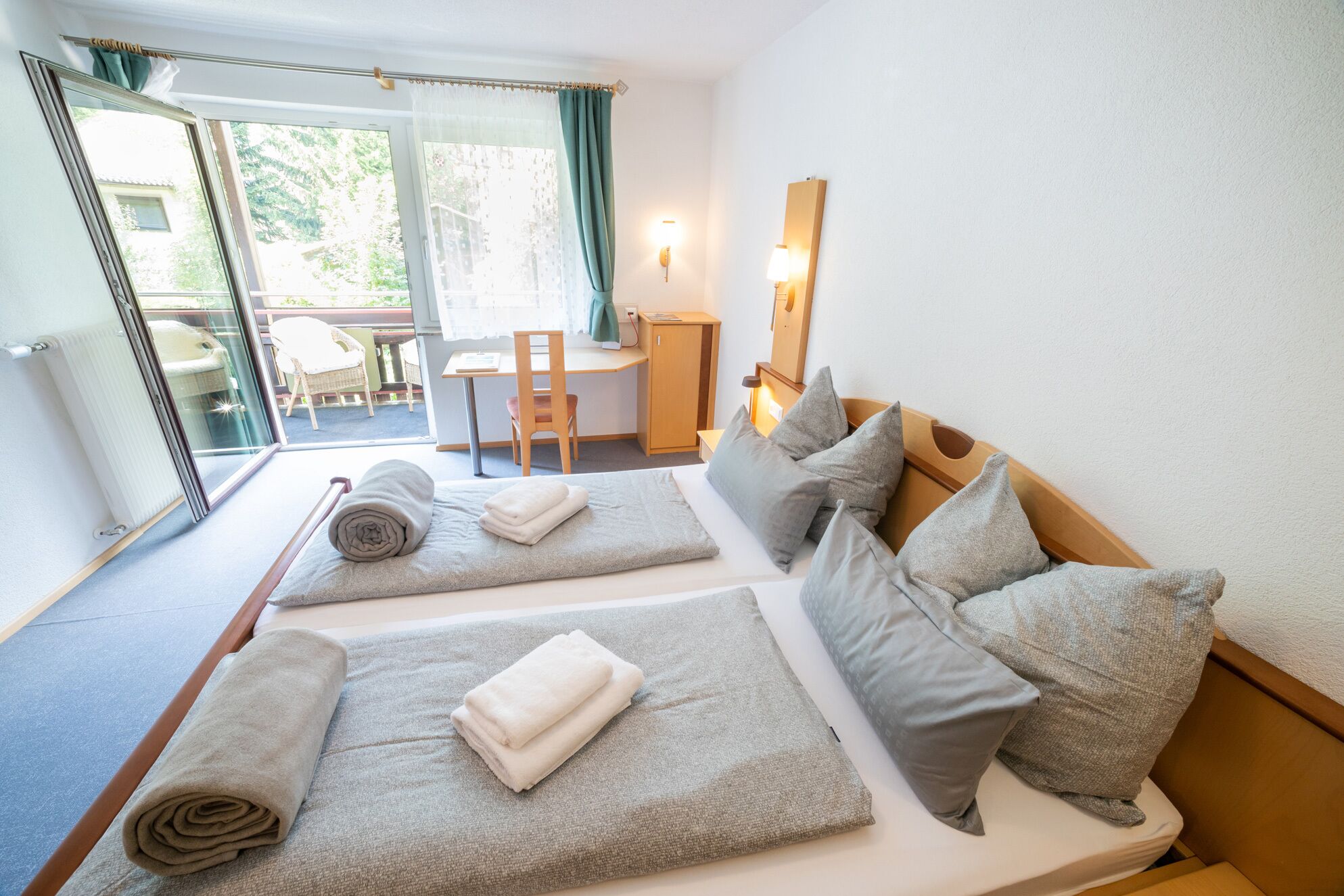 1 slaapkamer, een kluis op de kamer, een bureau