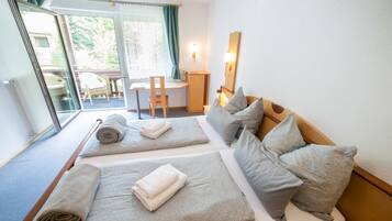 1 slaapkamer, een kluis op de kamer, een bureau