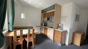 Kühlschrank, Mikrowelle, Herdplatte, Geschirrspüler