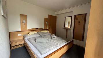 1 Schlafzimmer, Zimmersafe, Schreibtisch, Bügeleisen/Bügelbrett
