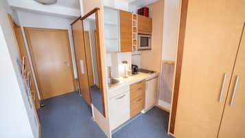 Kühlschrank, Mikrowelle, Herdplatte, Geschirrspüler