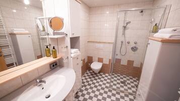 Een haardroger, handdoeken, zeep, shampoo