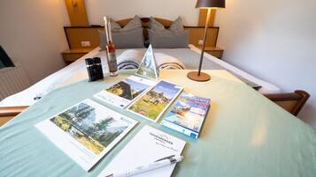 1 Schlafzimmer, Zimmersafe, Schreibtisch, Bügeleisen/Bügelbrett