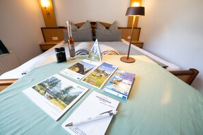 1 間睡房、房內夾萬、書桌、熨斗/熨衫板