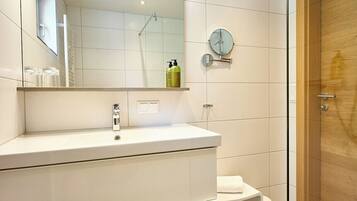 Een haardroger, handdoeken, zeep, shampoo