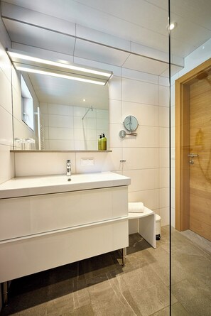 Een haardroger, handdoeken, zeep, shampoo