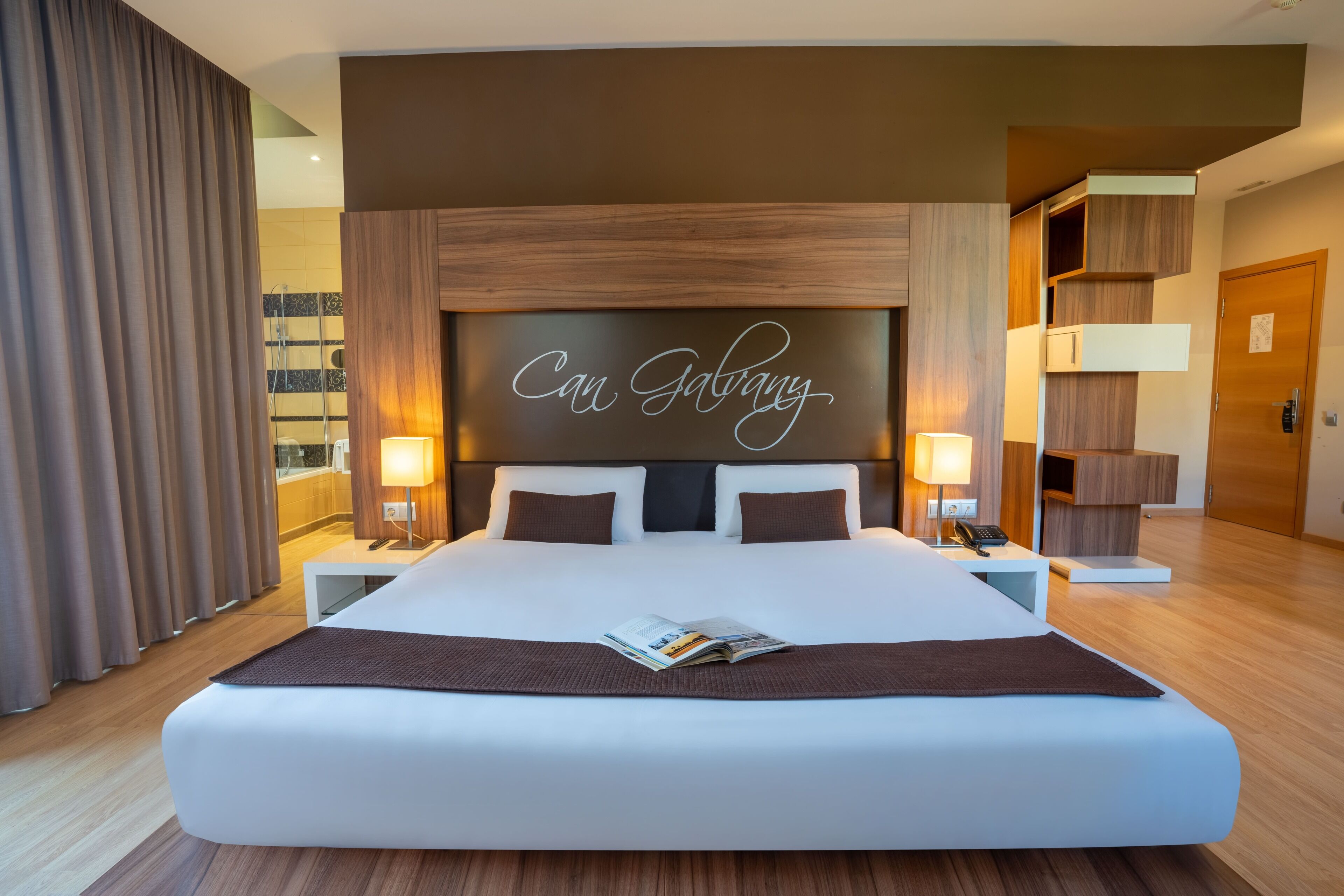 Junior-Suite | Zimmersafe, Schreibtisch, laptopgeeigneter Arbeitsplatz