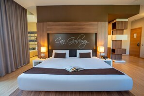 Suíte júnior | Cofres nos quartos, escrivaninha, espaço de trabalho para notebook