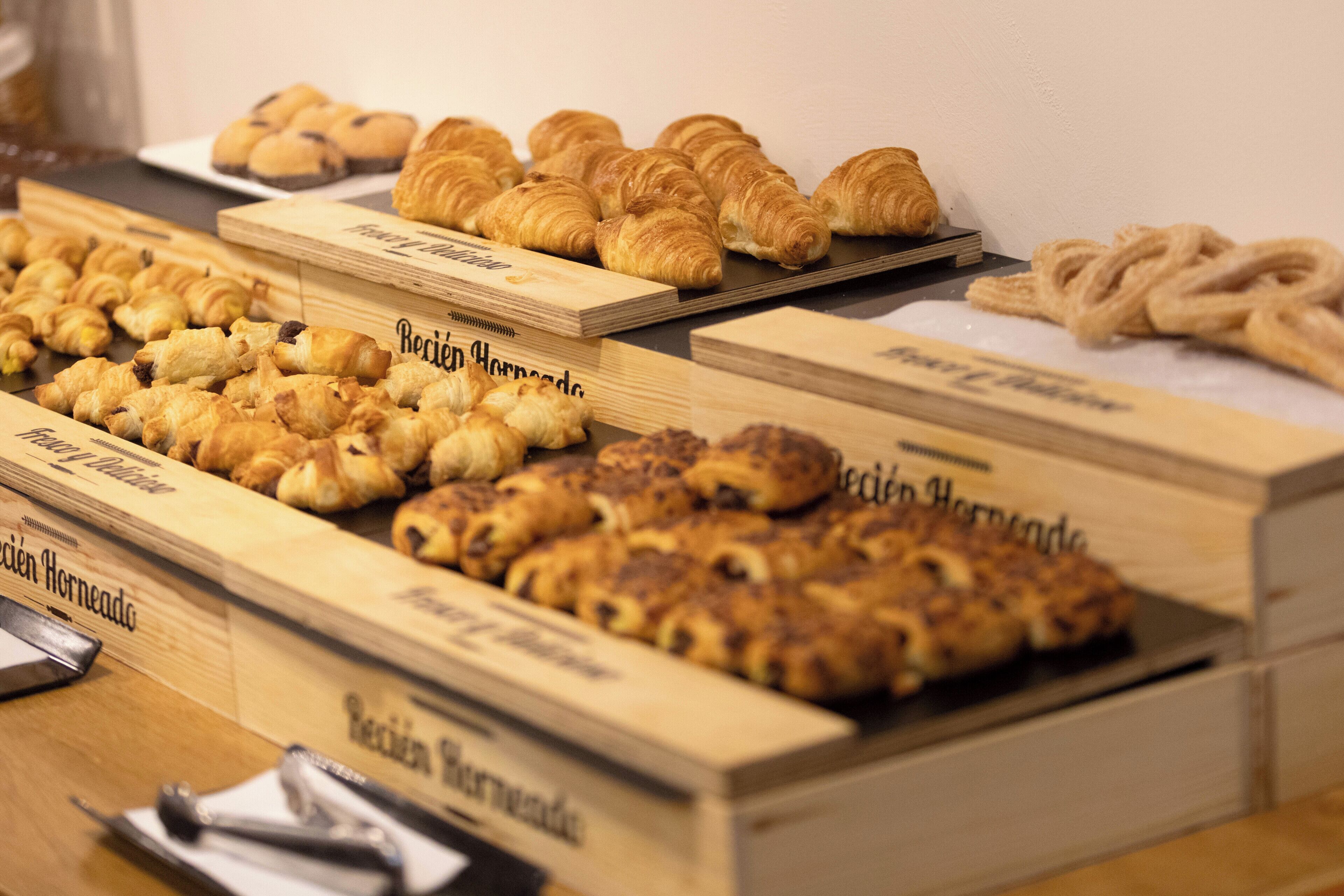 Exhibición de productos horneados en cajas de madera con etiquetas.