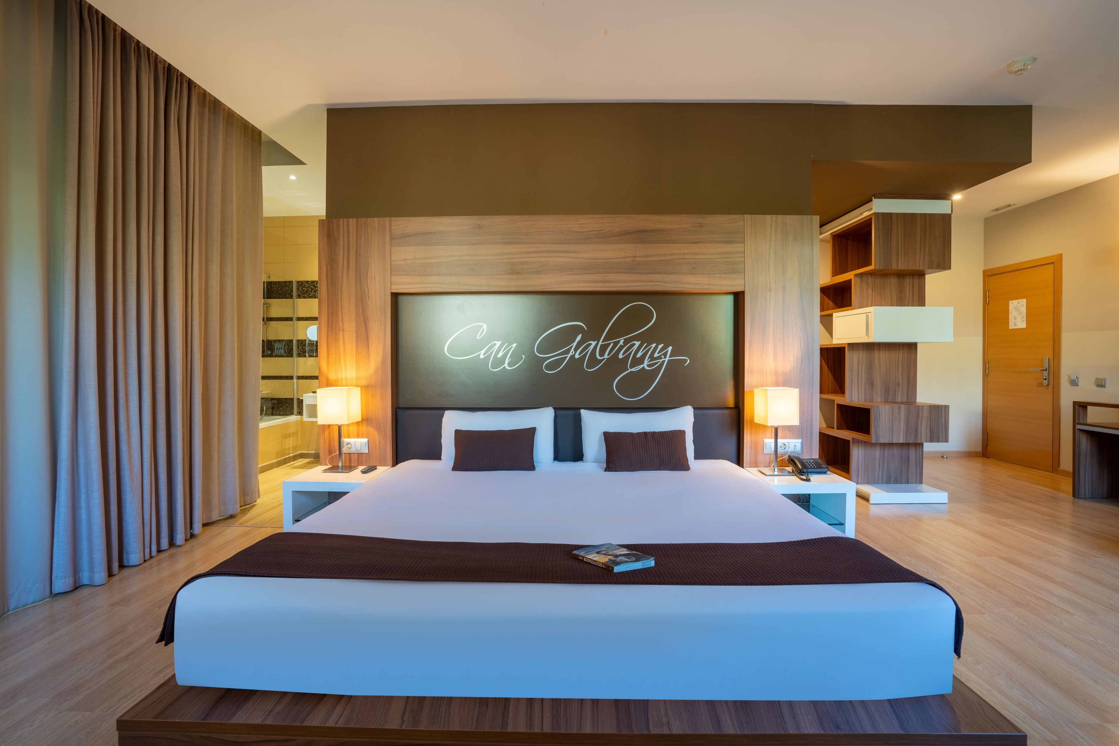 Junior Suite | In-room safe, desk, laptop workspace, soundproofing