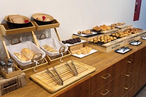 Free daily buffet breakfast  - Hotel Golden Barcelona (Vallromanes)