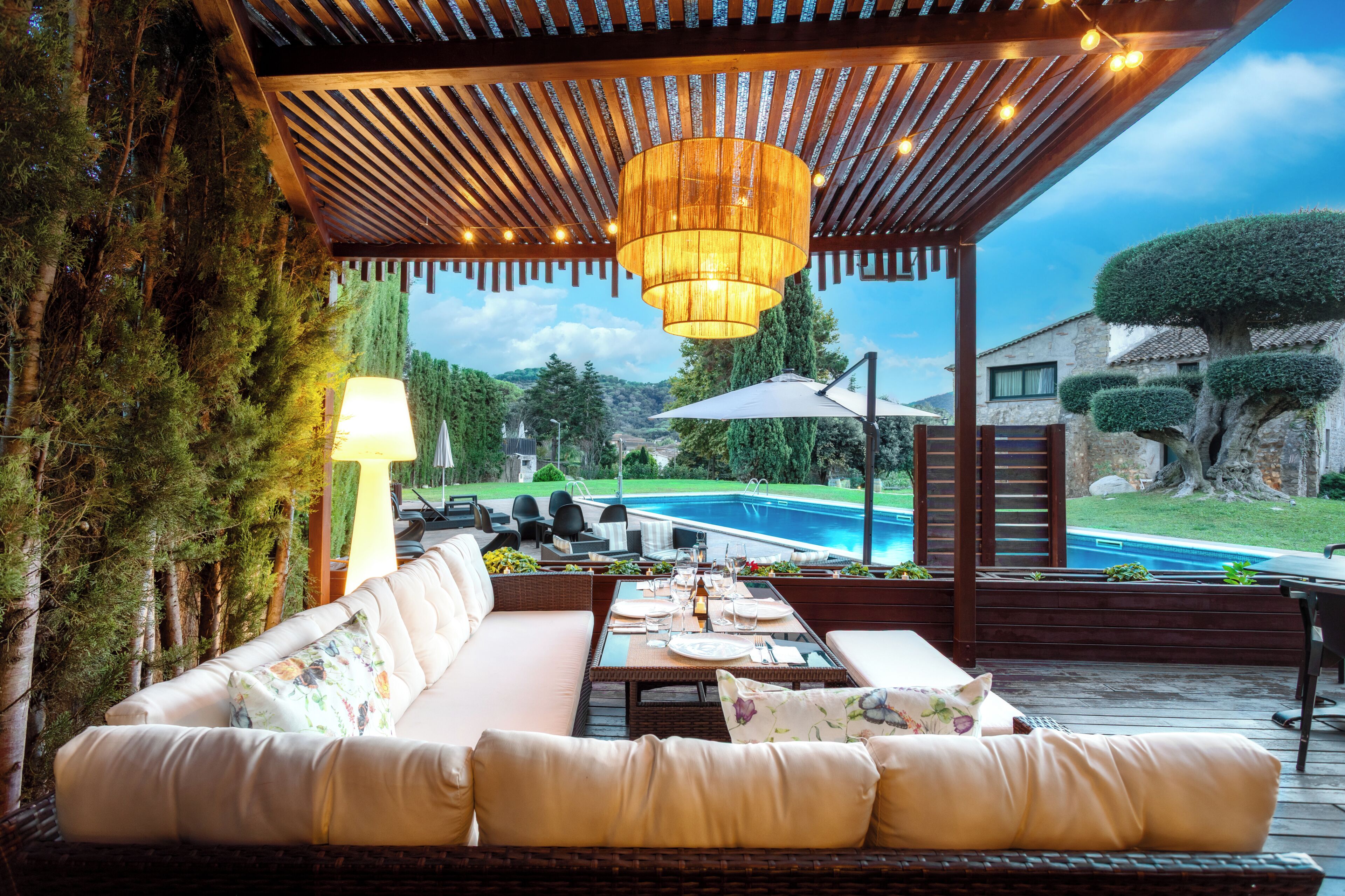 Una piscina al aire libre, sombrillas